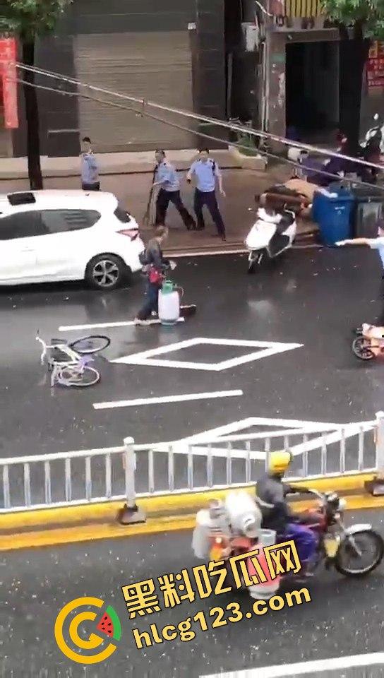广东汕头男子拎着煤气罐 菜刀向警察行凶！ 疑似精神不正常！-3