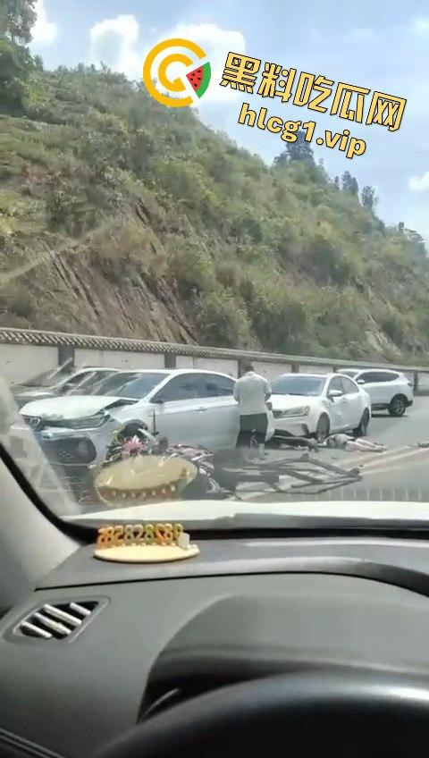 达州车祸五连撞酿惨剧，坦克300被撞翻，电动车司机惨遭碾压-10