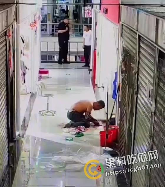 血腥慎入!男人杀掉妻子后自杀 自己身上都被划烂了还不停 现场监控视频流出-1