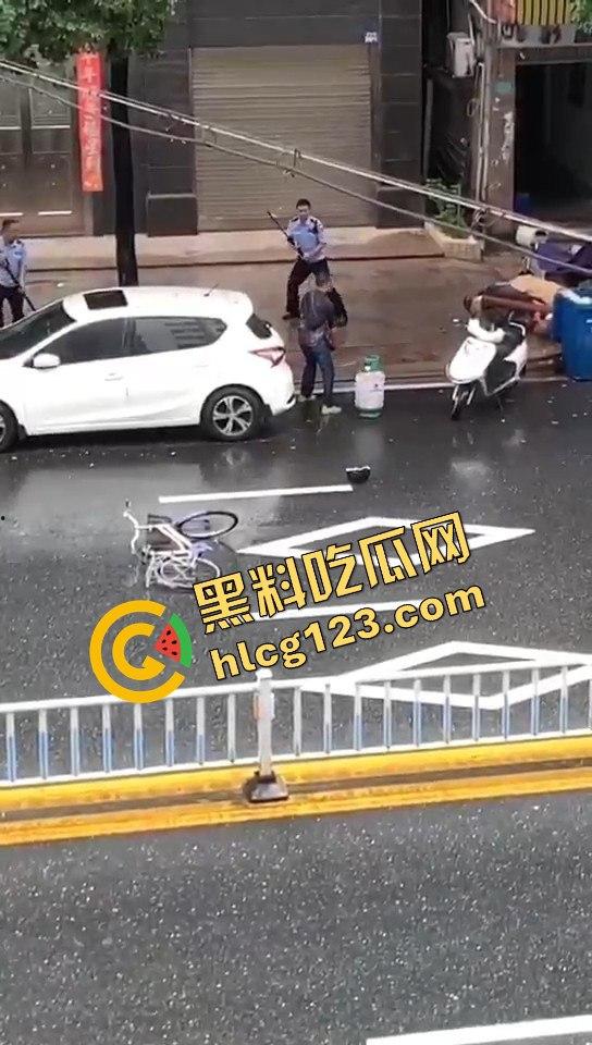 广东汕头男子拎着煤气罐 菜刀向警察行凶！ 疑似精神不正常！-4
