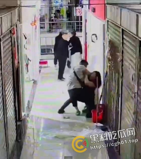 血腥慎入!男人杀掉妻子后自杀 自己身上都被划烂了还不停 现场监控视频流出-2