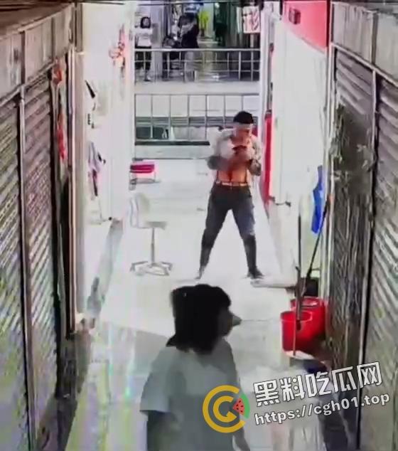 血腥慎入!男人杀掉妻子后自杀 自己身上都被划烂了还不停 现场监控视频流出-3