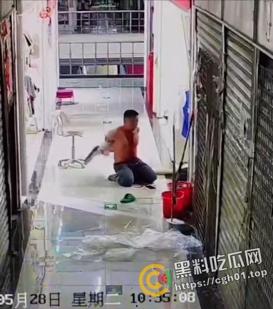 血腥慎入!男人杀掉妻子后自杀 自己身上都被划烂了还不停 现场监控视频流出-4