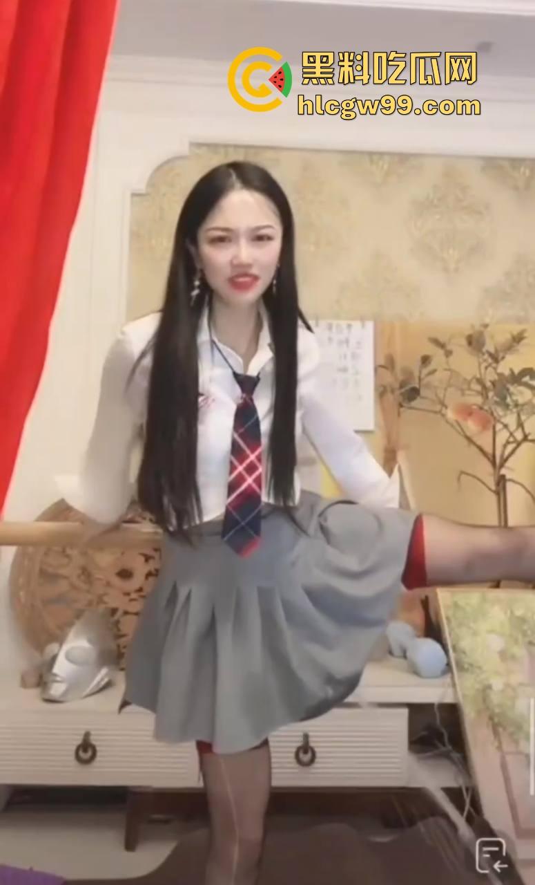 抖音主播『 小龙女』流量密码解锁，跳蛋一塞，骚逼水库瞬间泄洪，喷得满地湿哒哒，地表最强喷泉！-10