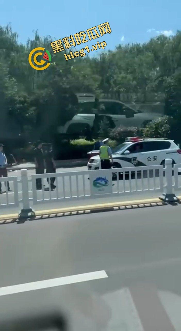 甘肃平凉捅人事件！5个精神小伙围堵1个高三学生 利用管制刀具反杀1人！致2人重伤 3人逃跑！-4