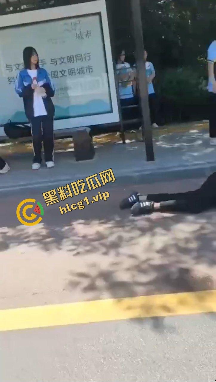 甘肃平凉捅人事件！5个精神小伙围堵1个高三学生 利用管制刀具反杀1人！致2人重伤 3人逃跑！-5