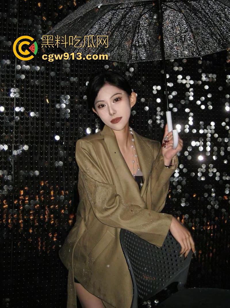 湖南大学【赵雅梓】纤细腰肢，妖娆身材在床上扭动，眼神迷离勾魂，翘臀高撅迎合后入猛插！-2