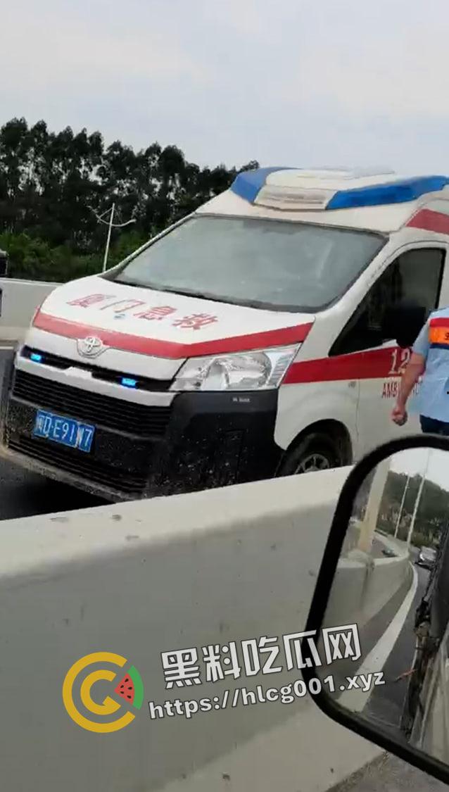 厦门同安大道杜卡迪飙车撞到柱子 人直接散架 柱子都染红了 当场盖布吃席 现场血腥画面流出-6