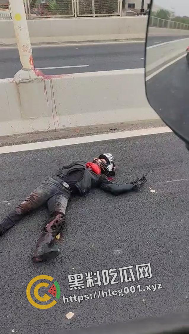 厦门同安大道杜卡迪飙车撞到柱子 人直接散架 柱子都染红了 当场盖布吃席 现场血腥画面流出-7