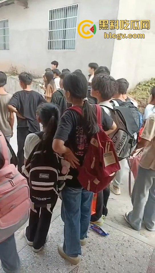 江西赣州某中学学生打群架！围观群众成了吃瓜看戏团场面火爆！-3