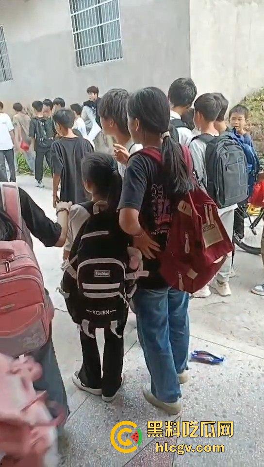江西赣州某中学学生打群架！围观群众成了吃瓜看戏团场面火爆！-4