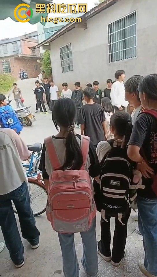 江西赣州某中学学生打群架！围观群众成了吃瓜看戏团场面火爆！-5