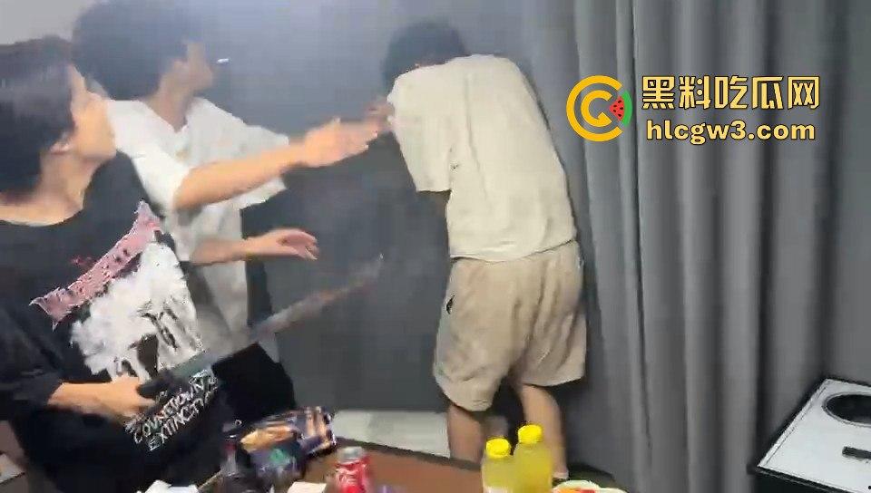 这是出老千还是欠债不还？精神小伙赌博场直接抄尼泊尔军刀棒球棍，暴力出手太狠了！-3