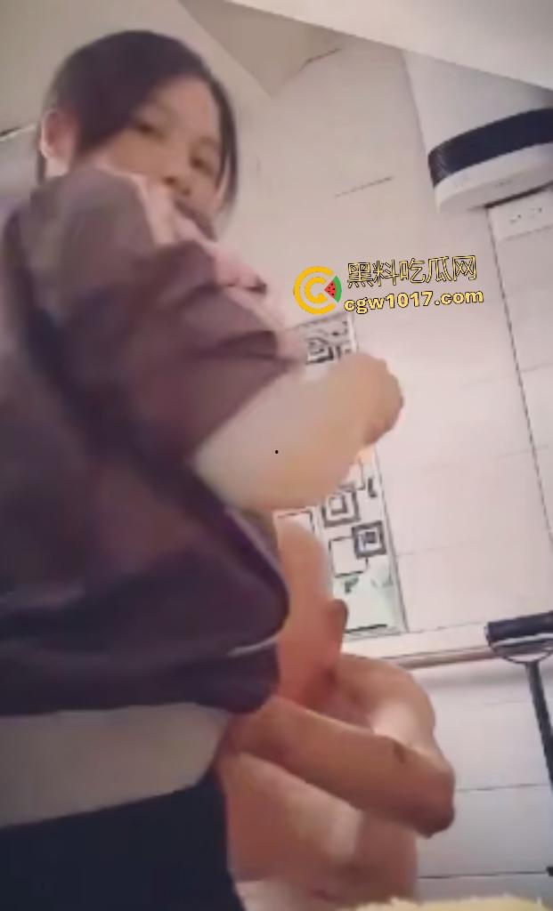 80岁老汉色心不死，保姆洗澡伺候遭咸手调戏，嘴比划求口交，保姆挥巴掌却怕被讹，牙齿全无照样硬上？-2