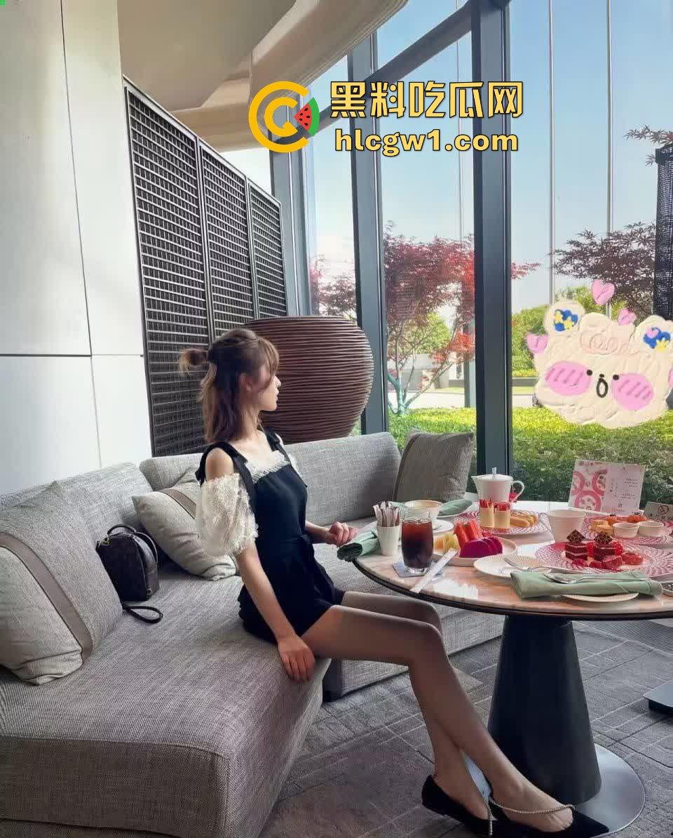 秦皇岛顶级模特御姐【王思涵】爆辣登场！性感紧身衣裹出绝美S曲线，腿长直逼天际，骚气难掩！-6