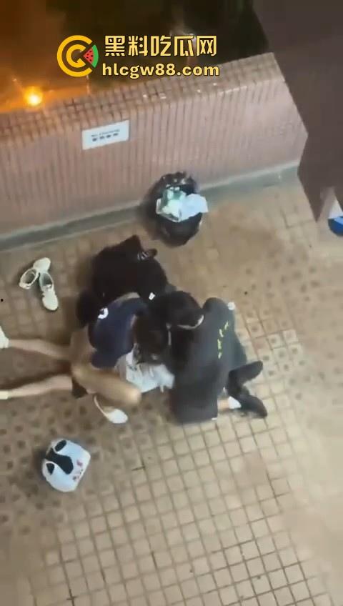 热门事件！香港屋苑平台3P野战偷拍！女孩被2男前后夹击操的热火朝天 跪地被猛插口爆刺激！-2