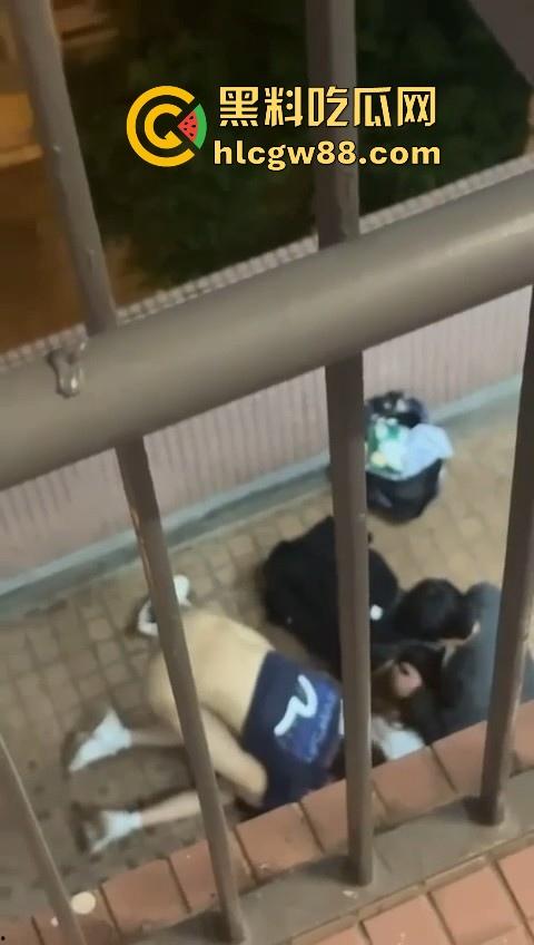 热门事件！香港屋苑平台3P野战偷拍！女孩被2男前后夹击操的热火朝天 跪地被猛插口爆刺激！-5