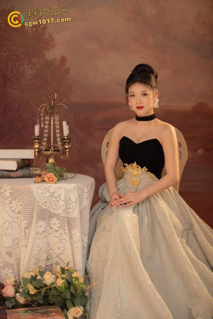 看着沙发上的性感姐姐，撕烂姐姐的丝袜猛吸嫩穴，还把鸡扒强行塞入她的嘴，极品翘臀打桩感十足 ！-3