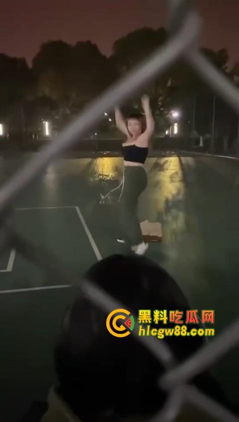 广州暨南大学篮球场场惊现大奶学妹热舞，吊带扛不住巨乳狂甩，一甩一甩直接当场甩出来！-4