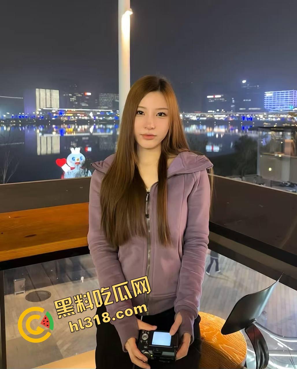 今晚不睡觉，骚女叠罗汉开火车轮流被爆，刚射完一个又跳下一个屁股直接顶上马，鸡巴都被榨冒烟！-5