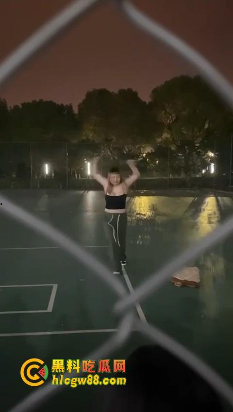 广州暨南大学篮球场场惊现大奶学妹热舞，吊带扛不住巨乳狂甩，一甩一甩直接当场甩出来！-9