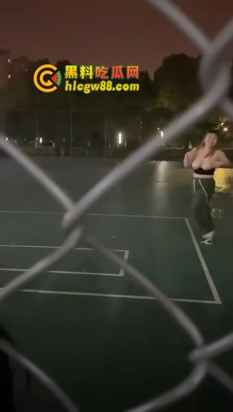 广州暨南大学篮球场场惊现大奶学妹热舞，吊带扛不住巨乳狂甩，一甩一甩直接当场甩出来！-13