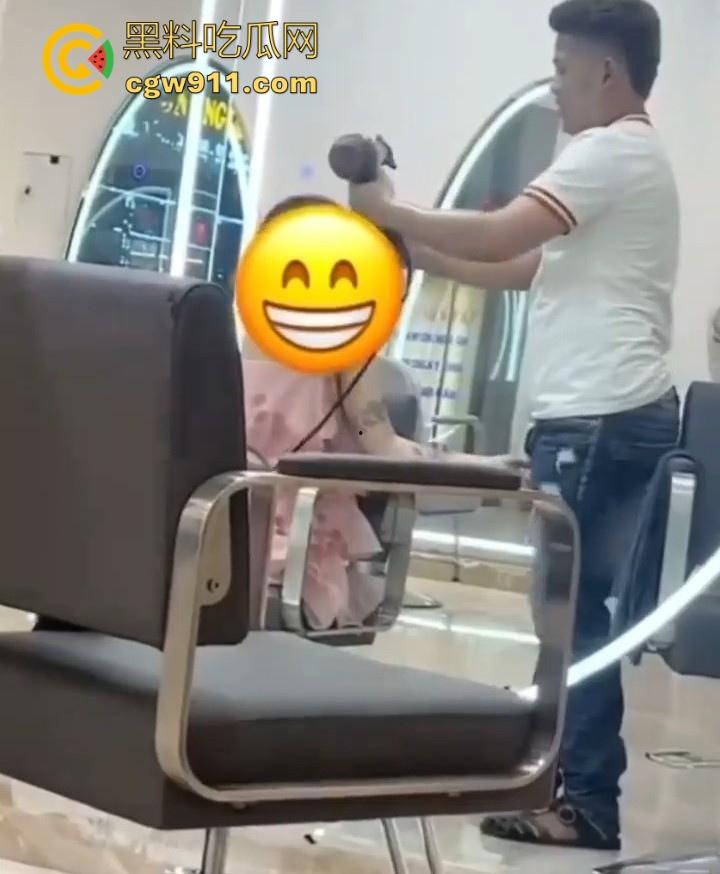 这难道又是理发师的宣传视频吗？少妇剪个头发手极其不老实，一直掏理发师的鸡鸡，其实这工作我能胜任的！-5