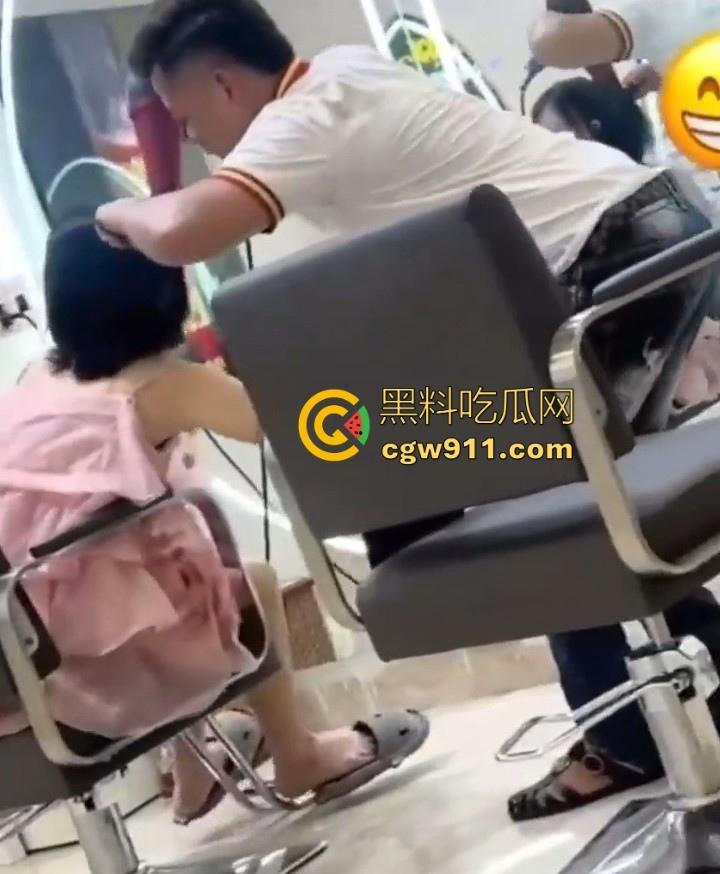 这难道又是理发师的宣传视频吗？少妇剪个头发手极其不老实，一直掏理发师的鸡鸡，其实这工作我能胜任的！-6