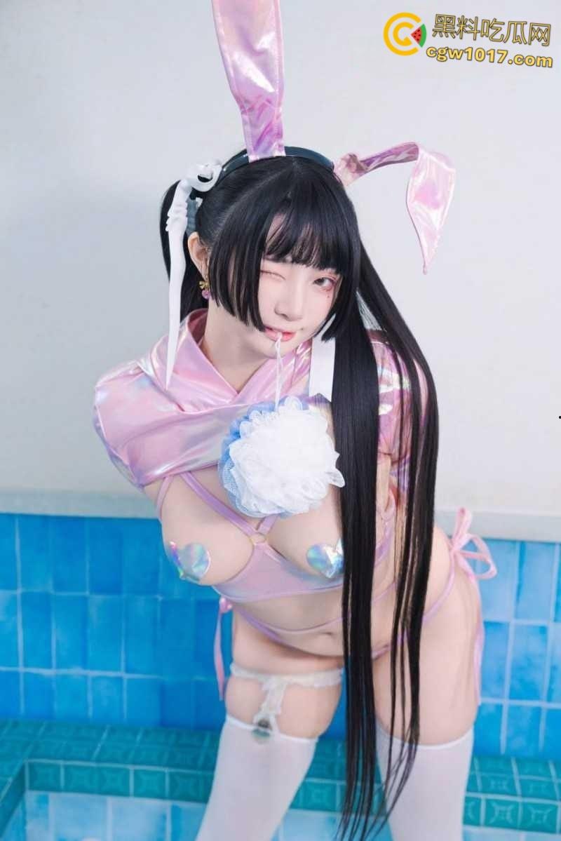 台湾萝莉女神【落落Raku】大尺度浴池写真，化身粉红小白兔激情自慰，紧致白虎穴娇艳欲滴！-2