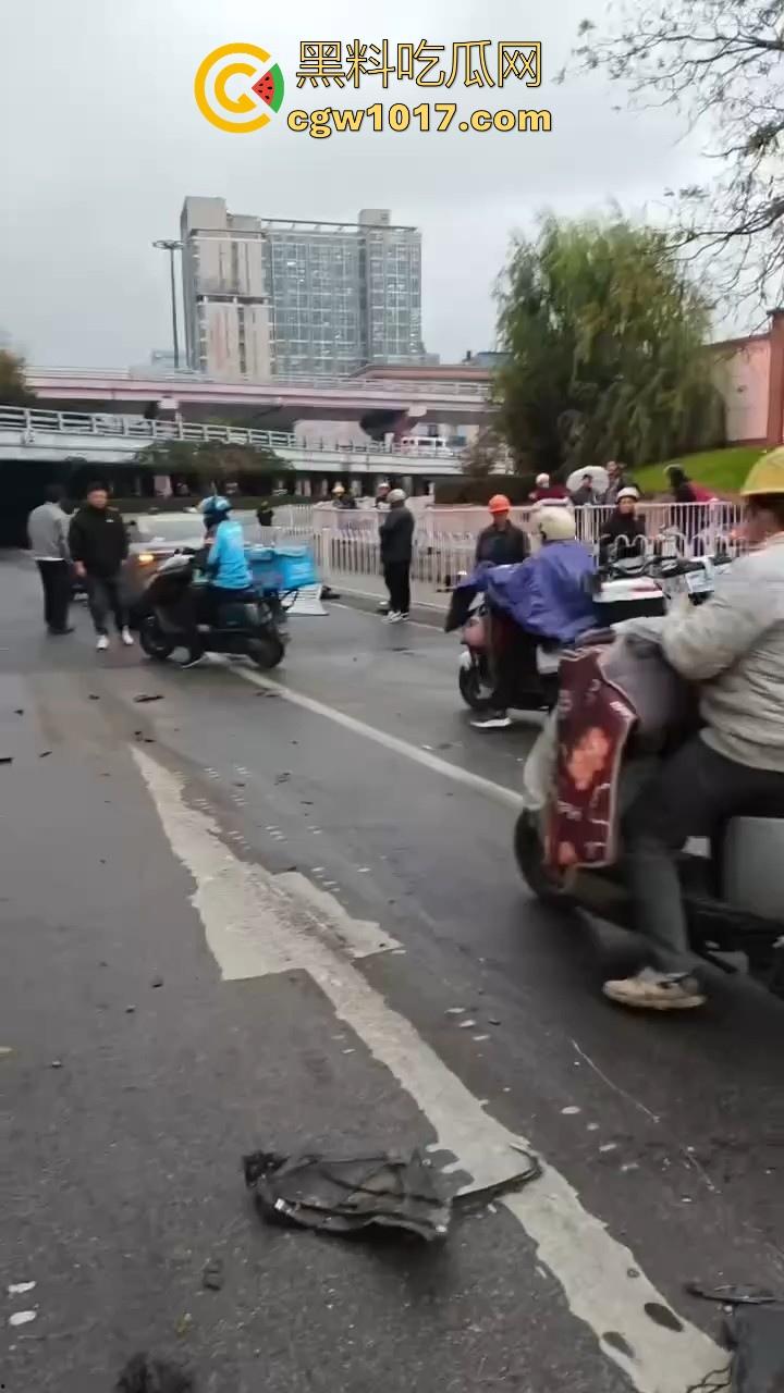 江苏南京中央门立交桥轿车猛冲入人行道，接连撞翻多辆电动自行车，多名行人受伤倒地昏迷，又是报复社会吗？-6