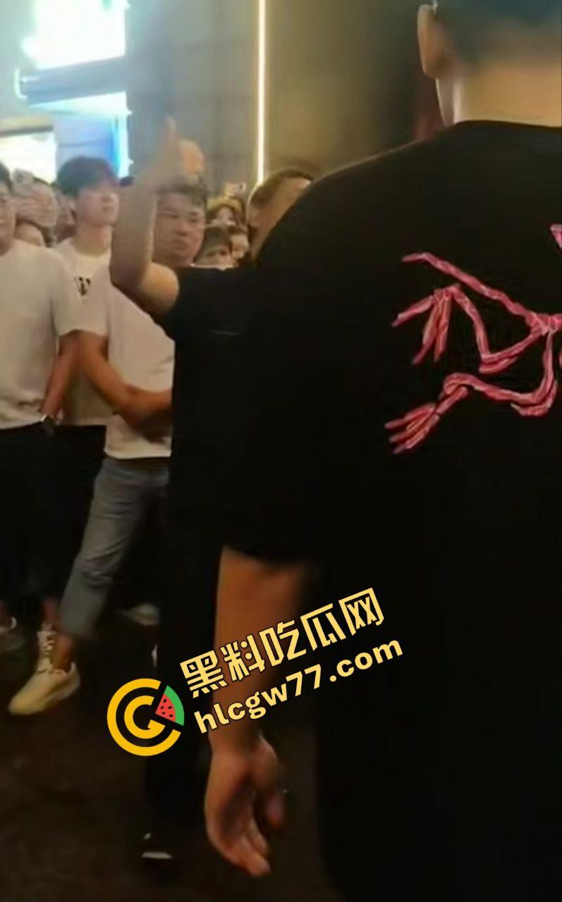 武汉街头“猥琐爷爷”偷拍少女！七旬老汉变态狂拍，嚣张叫嚣“本地人怕啥”，肖像权被踩脚下！-4