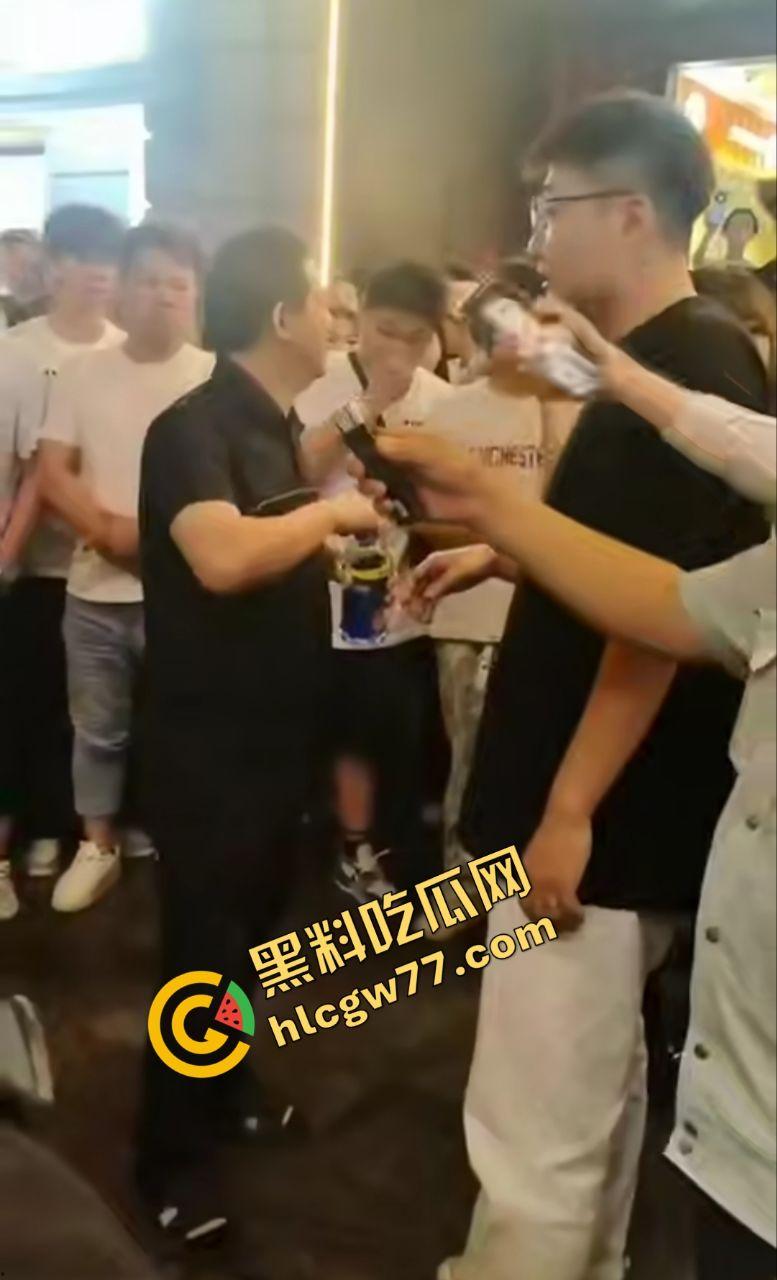 武汉街头“猥琐爷爷”偷拍少女！七旬老汉变态狂拍，嚣张叫嚣“本地人怕啥”，肖像权被踩脚下！-6