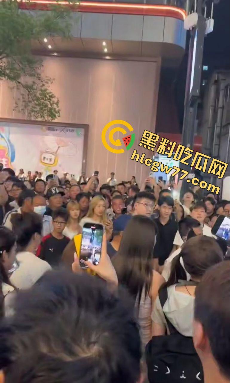 武汉街头“猥琐爷爷”偷拍少女！七旬老汉变态狂拍，嚣张叫嚣“本地人怕啥”，肖像权被踩脚下！-7