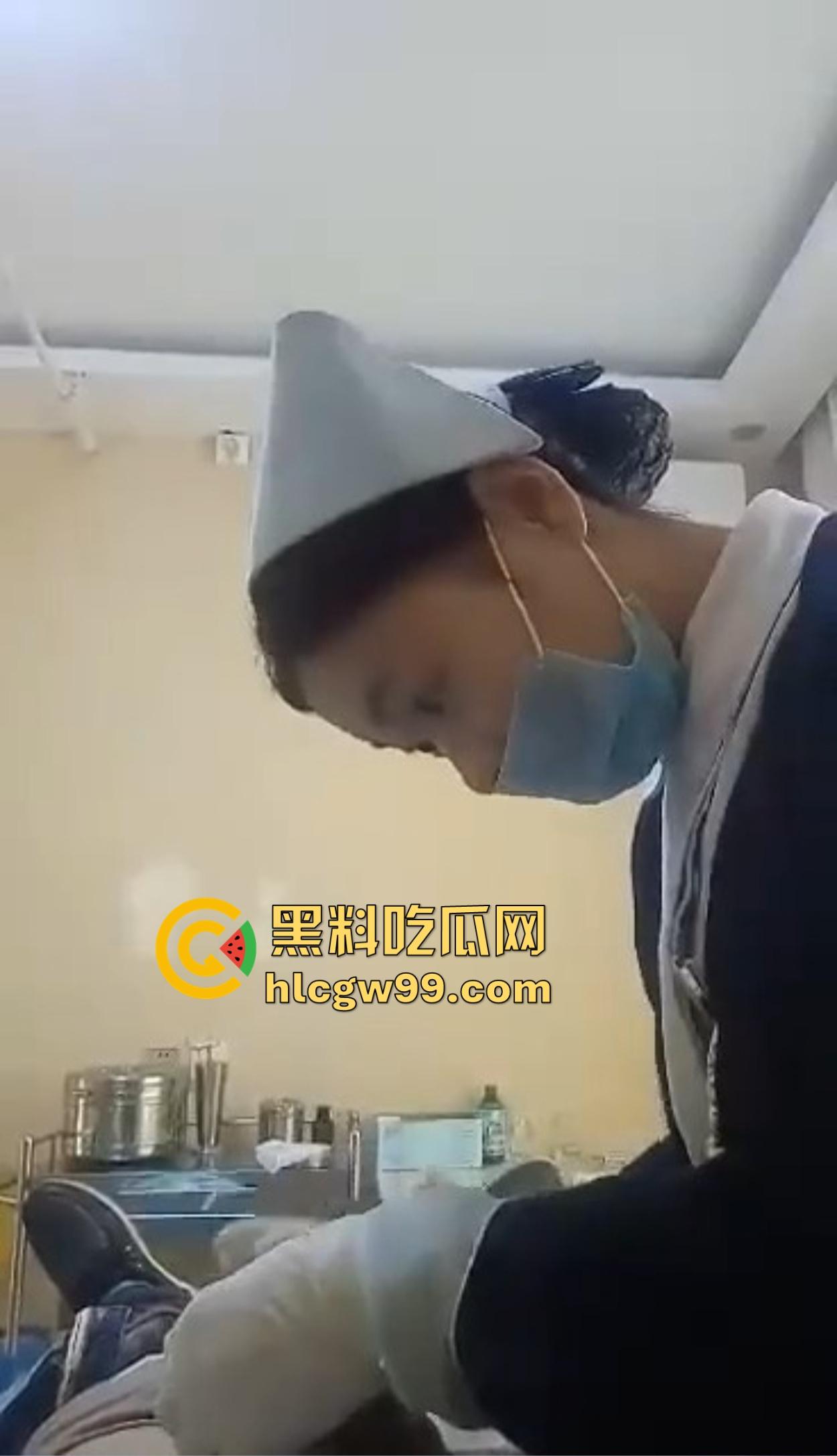 剃毛包扎变硬了？男科医院小护士手法太温柔，患者鸡巴直接顶起越摸越硬，她一句话直接把患者整破防！-1