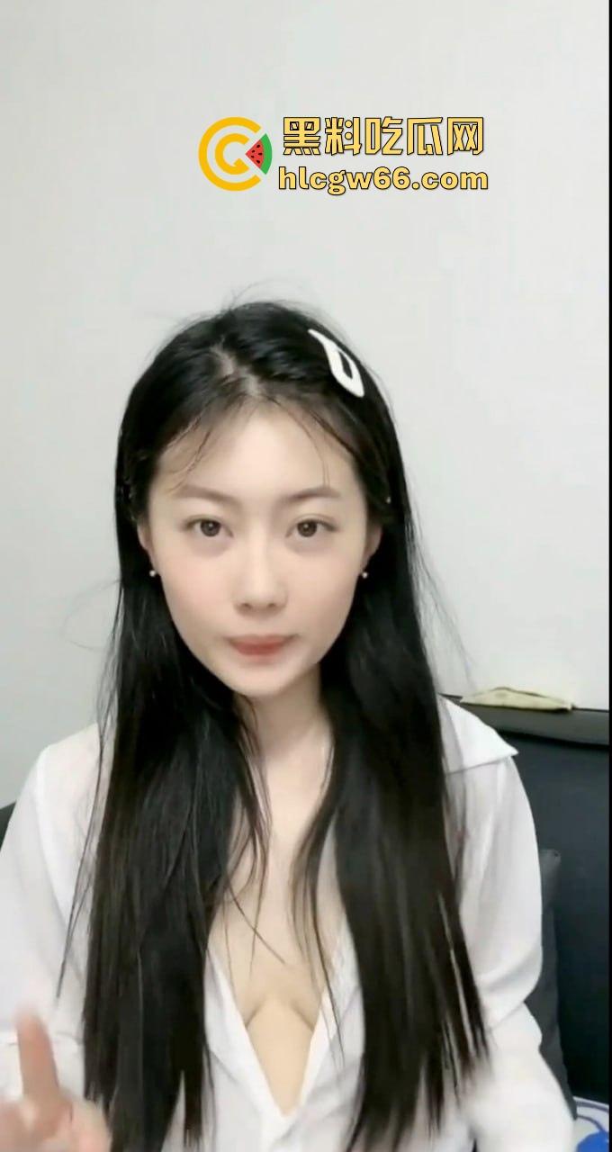 抖音高颜值女网红【虾滑】榜一大哥定制福利 假鸡巴深情口交 疯狂抽插白虎骚穴-1