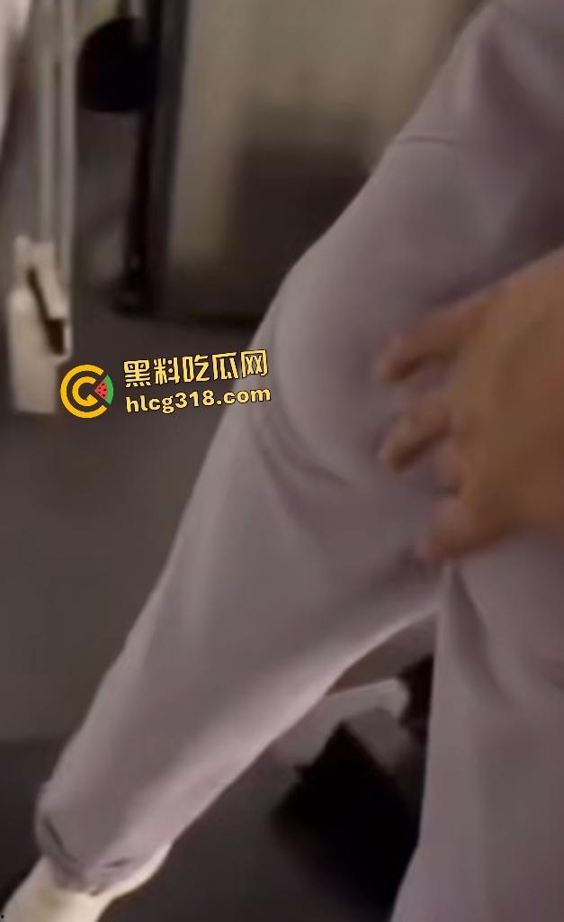 健身教练指导女会员深蹲竟上手摸臀扣逼！会员默不作声继续训练，看来晚上避免不了有一场大战发生！-8