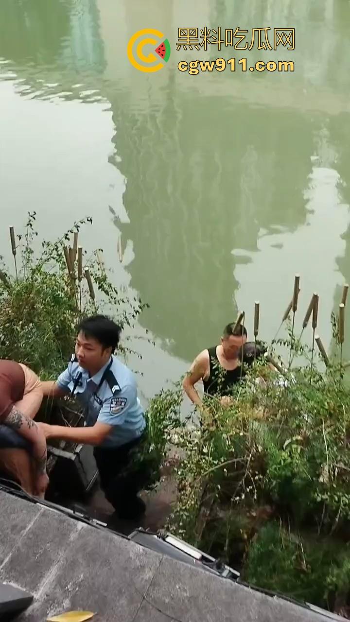 四川成都性感微胖姑娘年纪轻轻跳河，却被好心人救上来，感觉像为情所伤，大妈都纷纷围观！-1