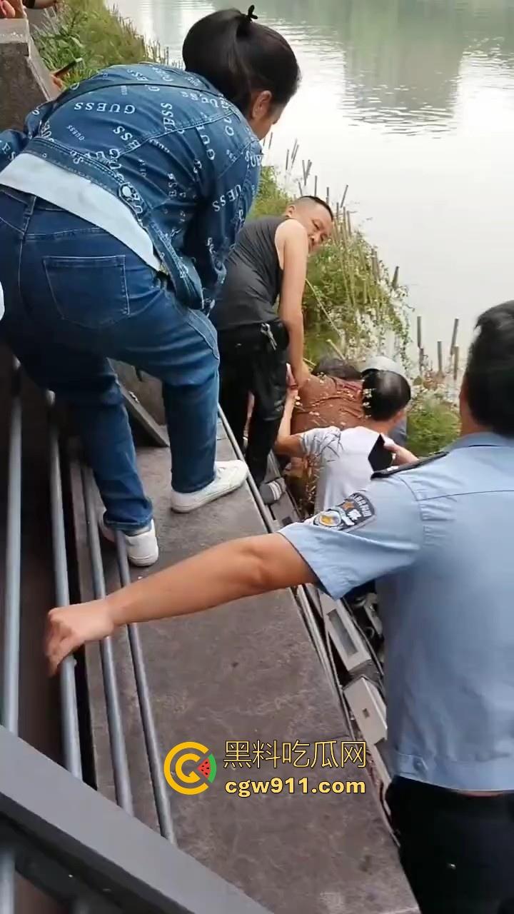 四川成都性感微胖姑娘年纪轻轻跳河，却被好心人救上来，感觉像为情所伤，大妈都纷纷围观！-6