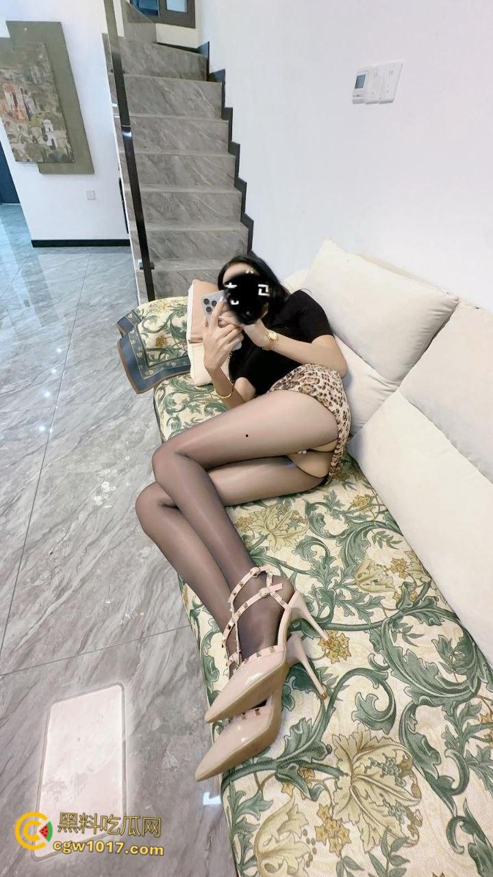 女儿穿着豹纹裙洗碗，被我撕开黑丝猛舔骚穴，超配合得跪地口交，穿着高跟鞋被我抬腿猛插，全射在女儿的黑丝上 ！-4