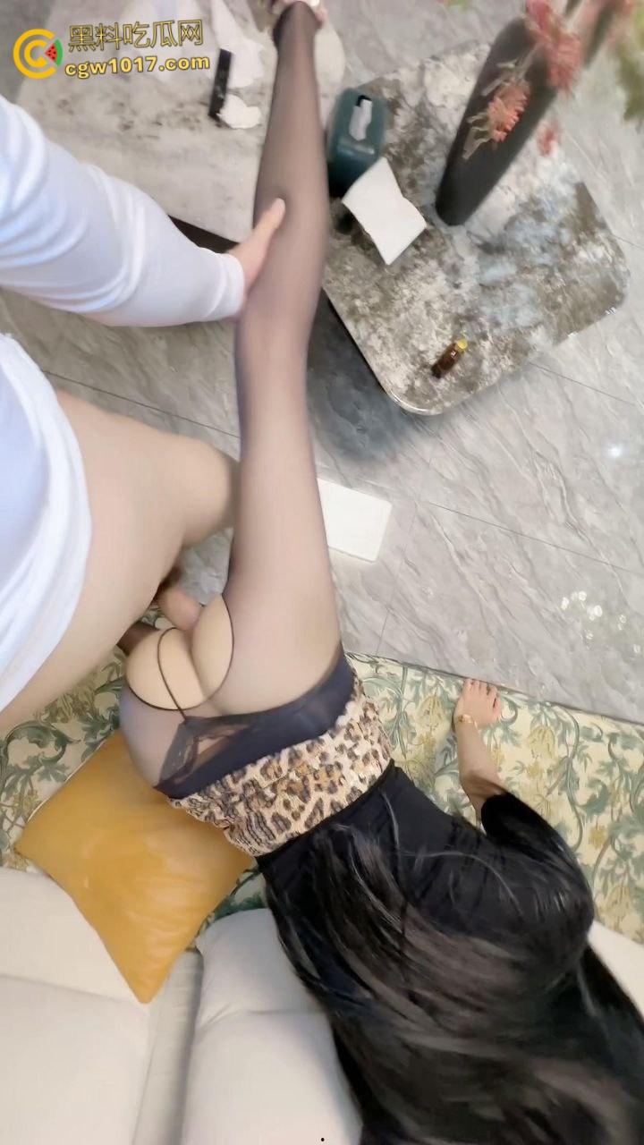 女儿穿着豹纹裙洗碗，被我撕开黑丝猛舔骚穴，超配合得跪地口交，穿着高跟鞋被我抬腿猛插，全射在女儿的黑丝上 ！-8