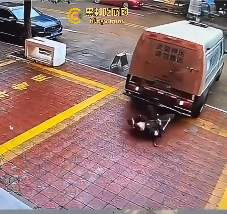运钞车倒车时竟把自己人压到车底,万幸无大碍!-3