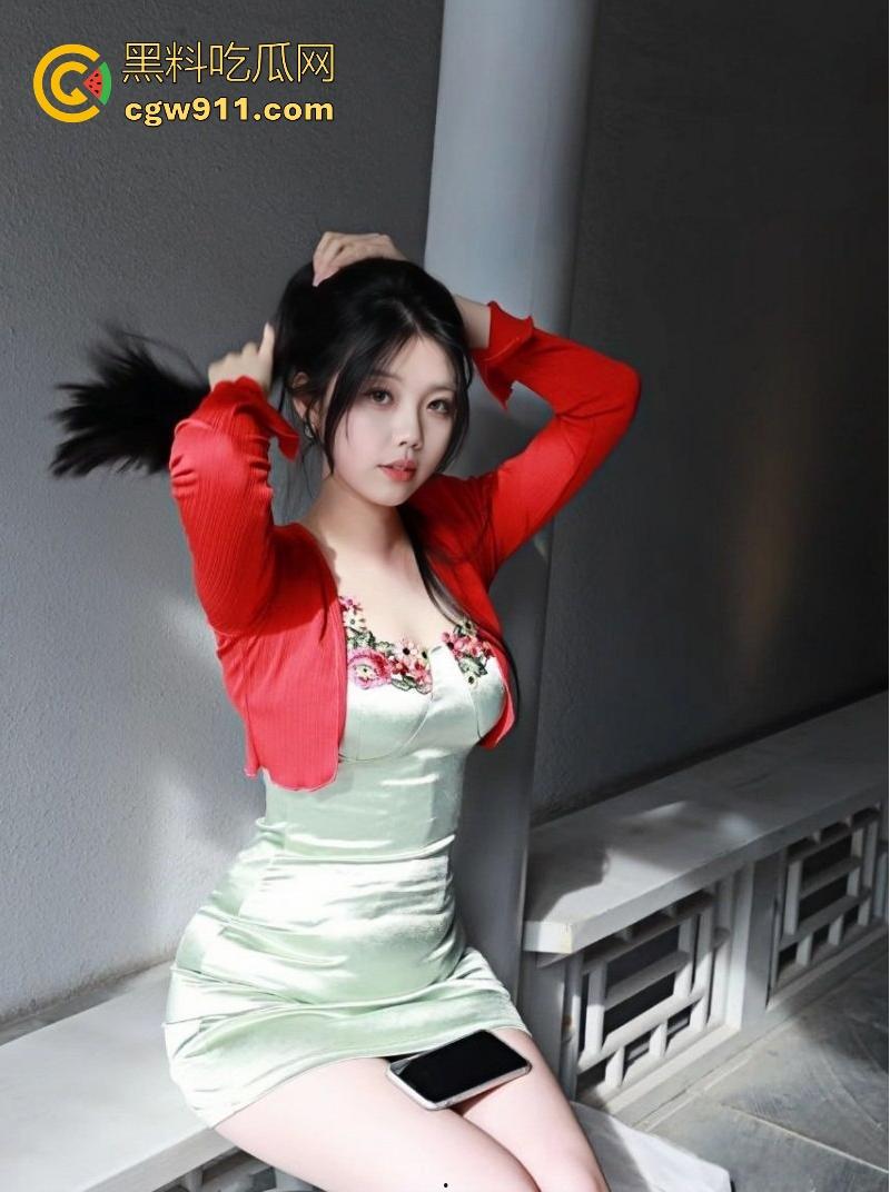 上海大学大二巨乳师妹【刘思思】邻家小仙女无套狂插，晃荡湿漉漉的骚逼迎接粗大肉棒的猛烈抽插！-4