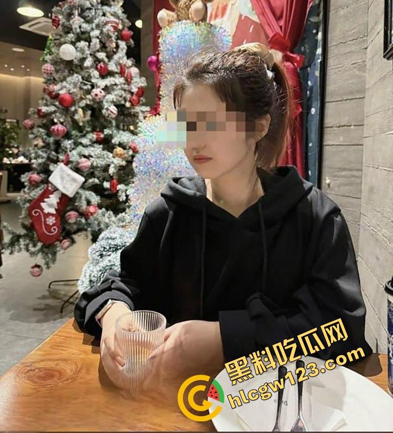 酒桌一杯黄汤下肚嫂子就躺平，海角乱伦哥没想到计划白做。原本计划慢慢钓，结果一杯下去自己把逼端上来！-11