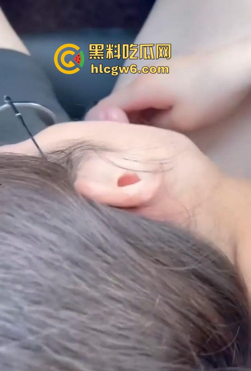 大众高尔夫驾驶过程中车震自拍视频 戴眼镜的职场美女疯狂吞吐J8 感觉她给车主口交 自己也能高潮！-11