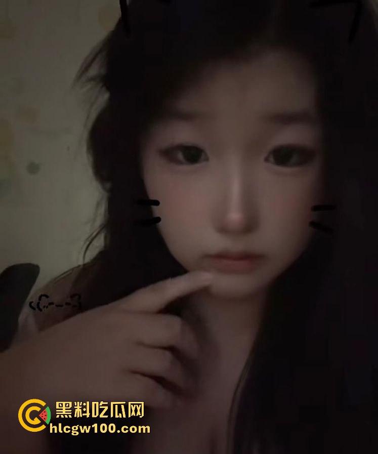 河南商丘职业技术学院【刘鑫雨】视频泄密，童颜巨乳反差嫩妹自摸曝光，清纯脸蛋骚浪动作，这颜值身材真想来一发！-1