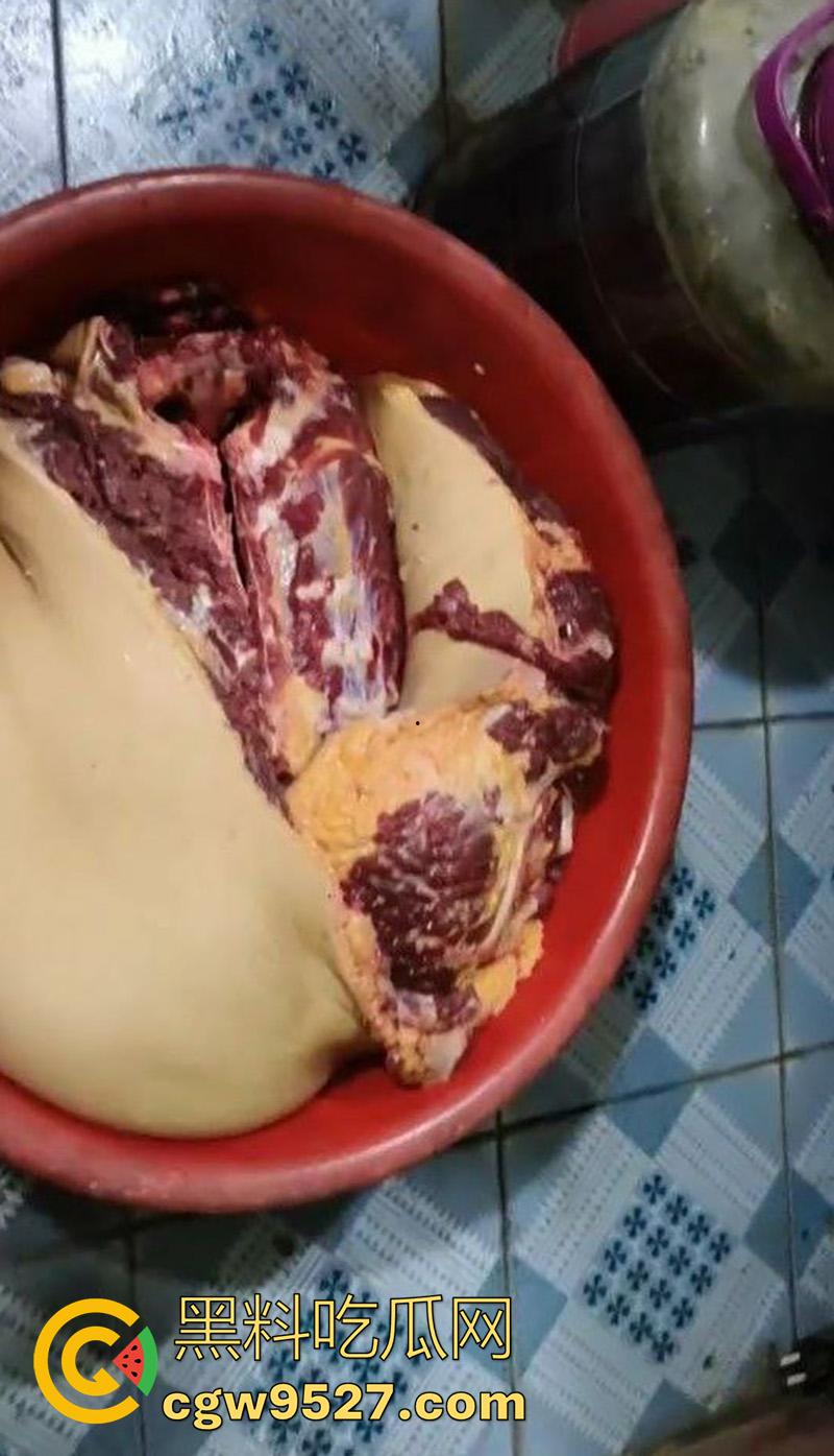 暗网越南屠夫案，男子自愿被杀，多角度砍头血如泉涌，干脆利落几秒剁头，现场原视频流出！-3