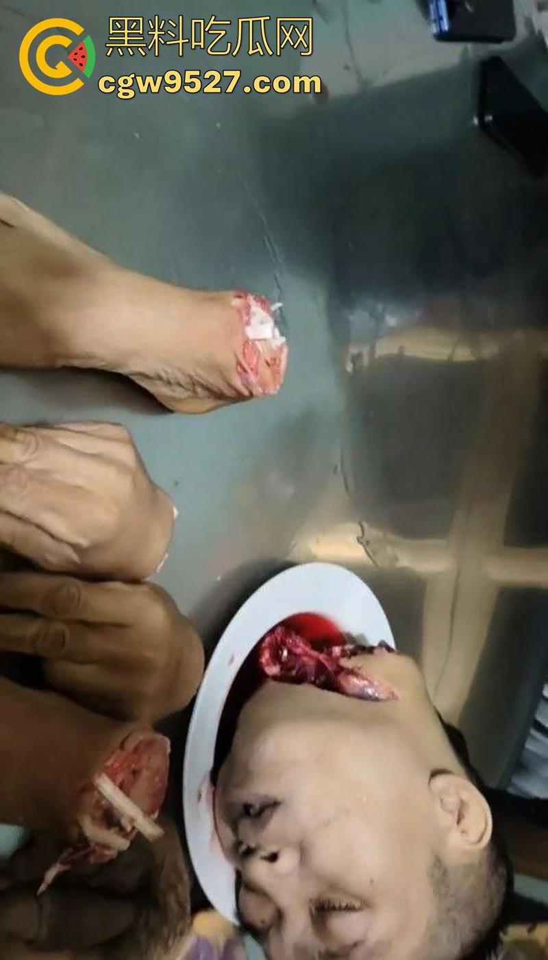 暗网越南屠夫案，男子自愿被杀，多角度砍头血如泉涌，干脆利落几秒剁头，现场原视频流出！-8