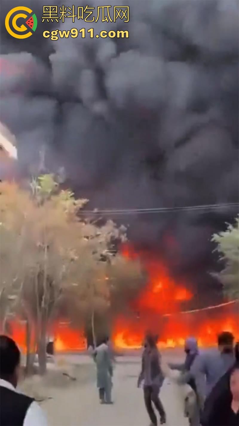阿富汗首都喀布尔突发爆炸，现场浓烟滚滚，临时政府称系油罐车爆炸起火，居民表示当天至少发生3起爆炸！-2