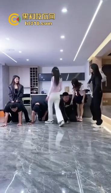 汪汪汪！集美们直播遛狗，套狗链骑狗赛跑，1米8大哥像小狗一样乖，这男奴怪听话的，还是集美们会玩！-1