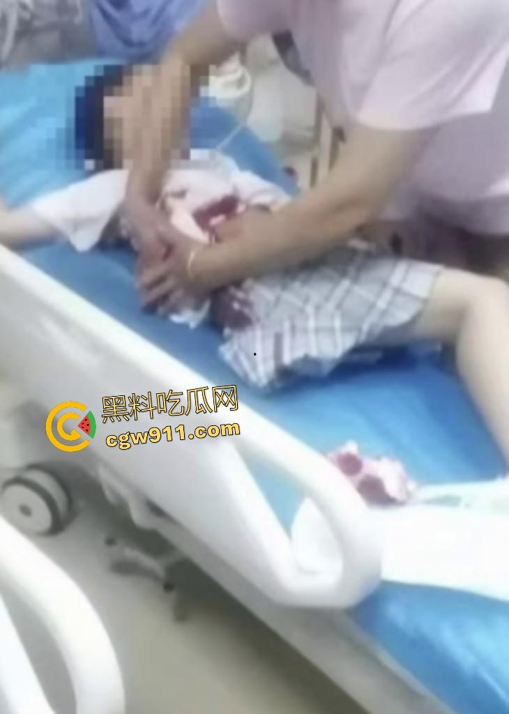 福建泉州永嘉天地KFC惊爆报复社会，刀仔狂魔无故持刀追砍捅刺路人，现场血肉横飞多人倒地哀嚎！-3